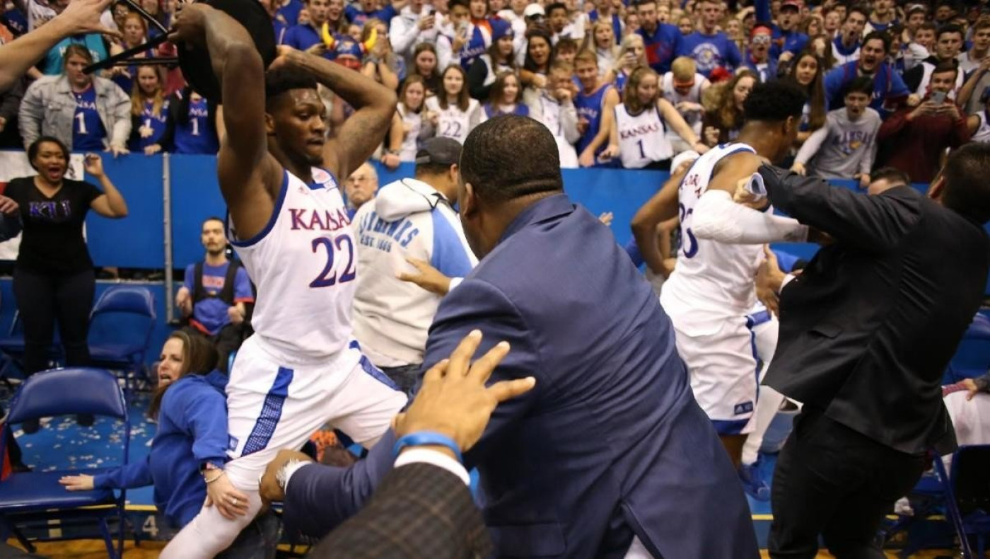 Σύρραξη και άγριο ξύλο σε ματς στο NCAA