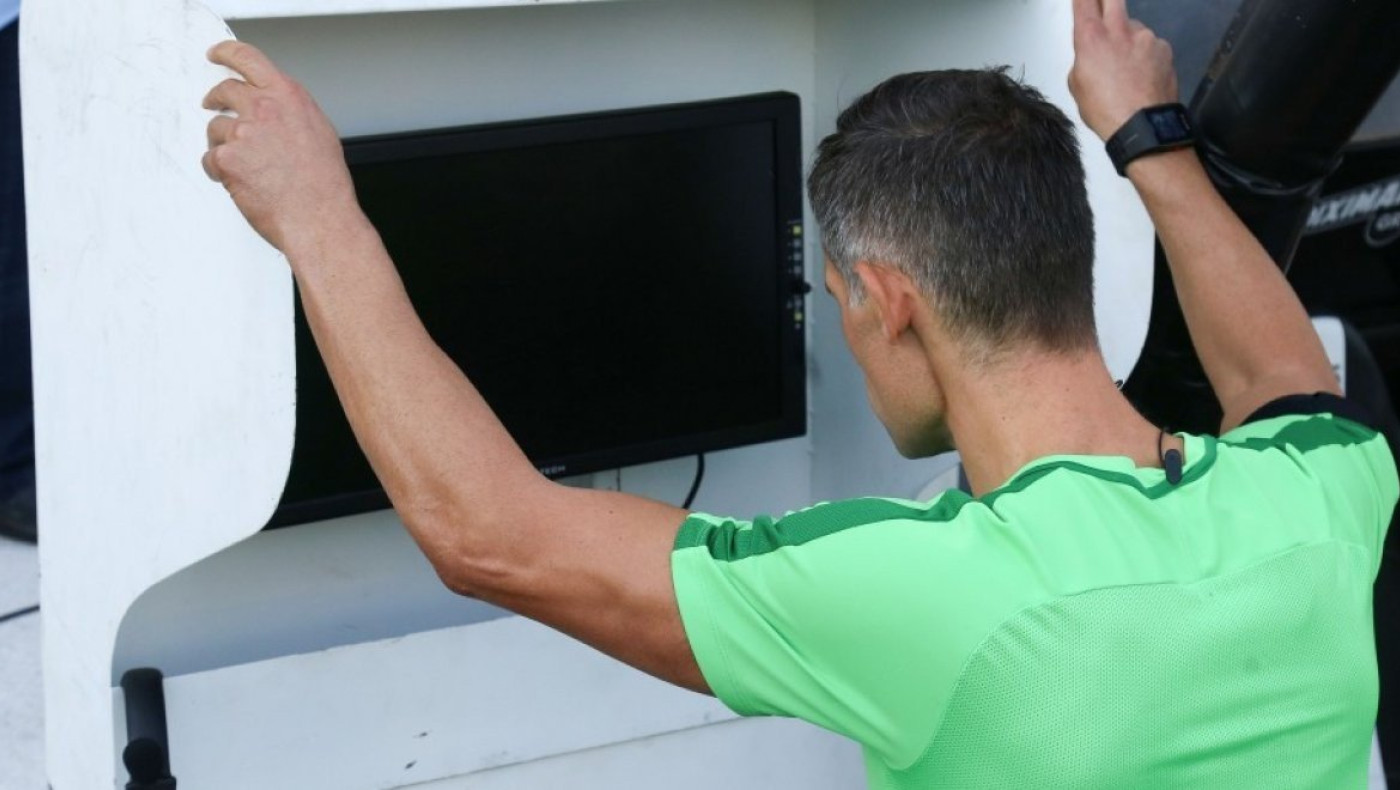 Το ίδιο επικίνδυνοι οι άνετοι και οι ανασφαλείς διαιτητές, οπότε το σώζουν από το VAR