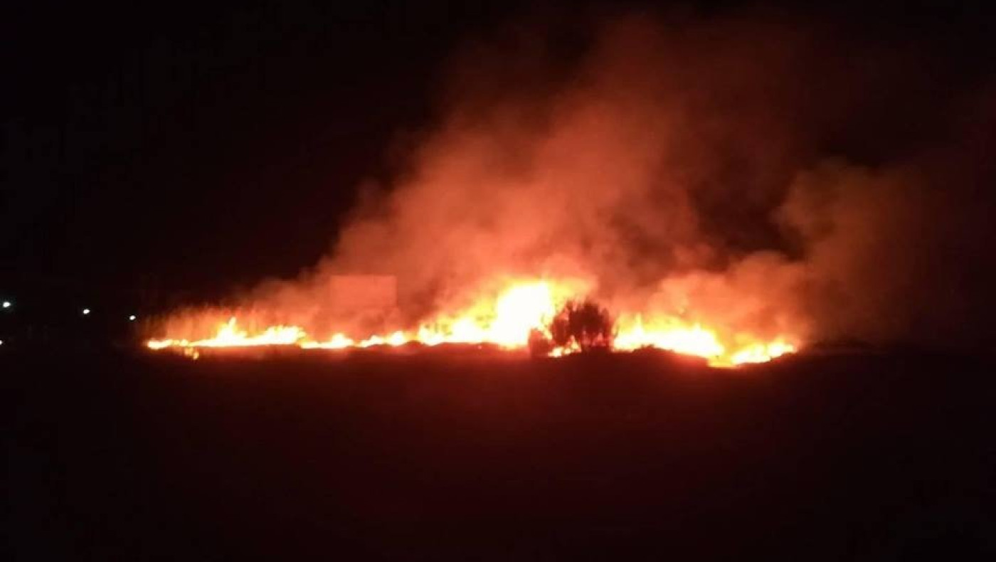 Μάχη με τις φλόγες δίνουν οι πυροσβέστες στη Σίνδο