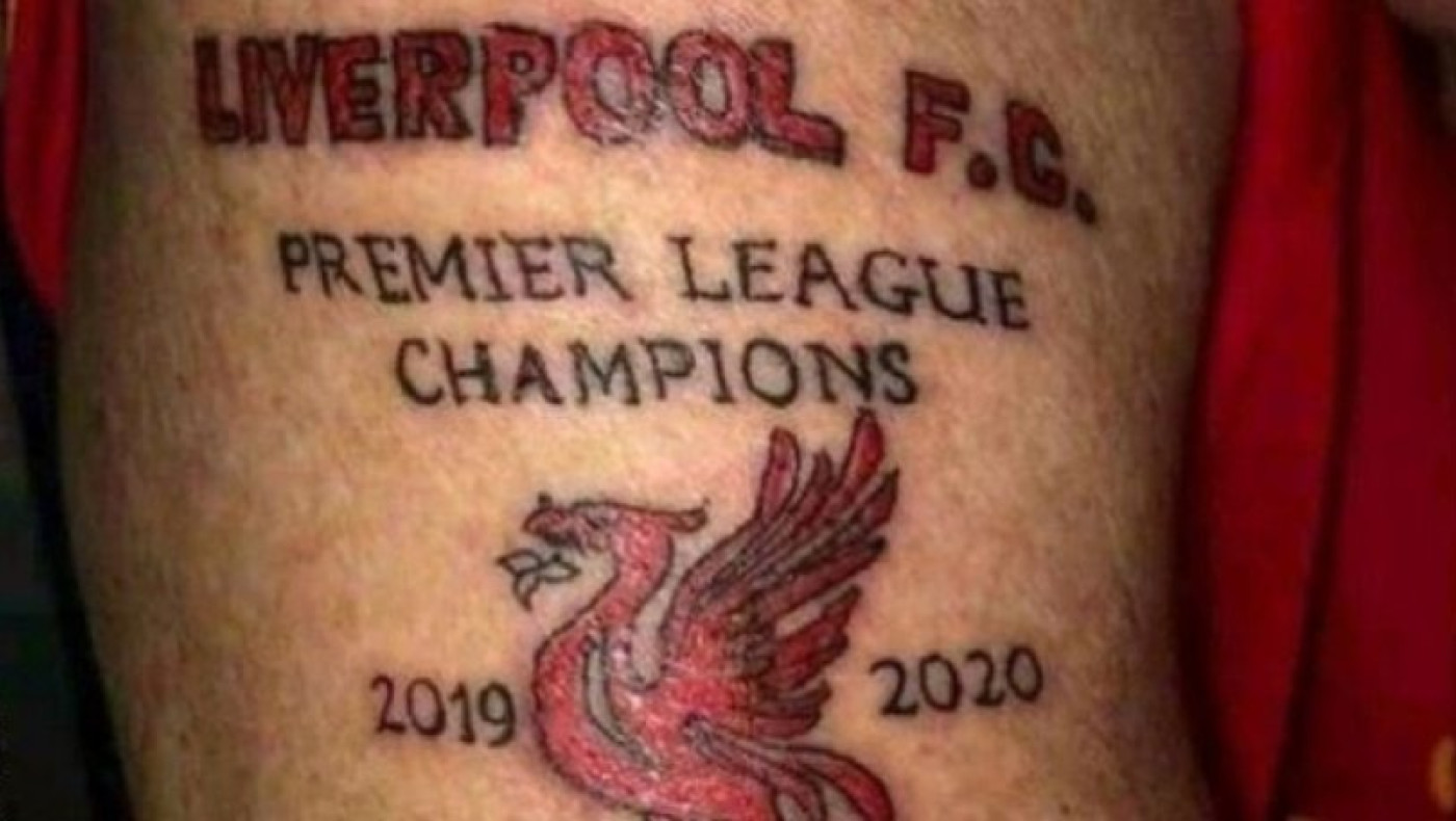 Οπαδός της Λίβερπουλ έκανε τατουάζ για το φετινό πρωτάθλημα
