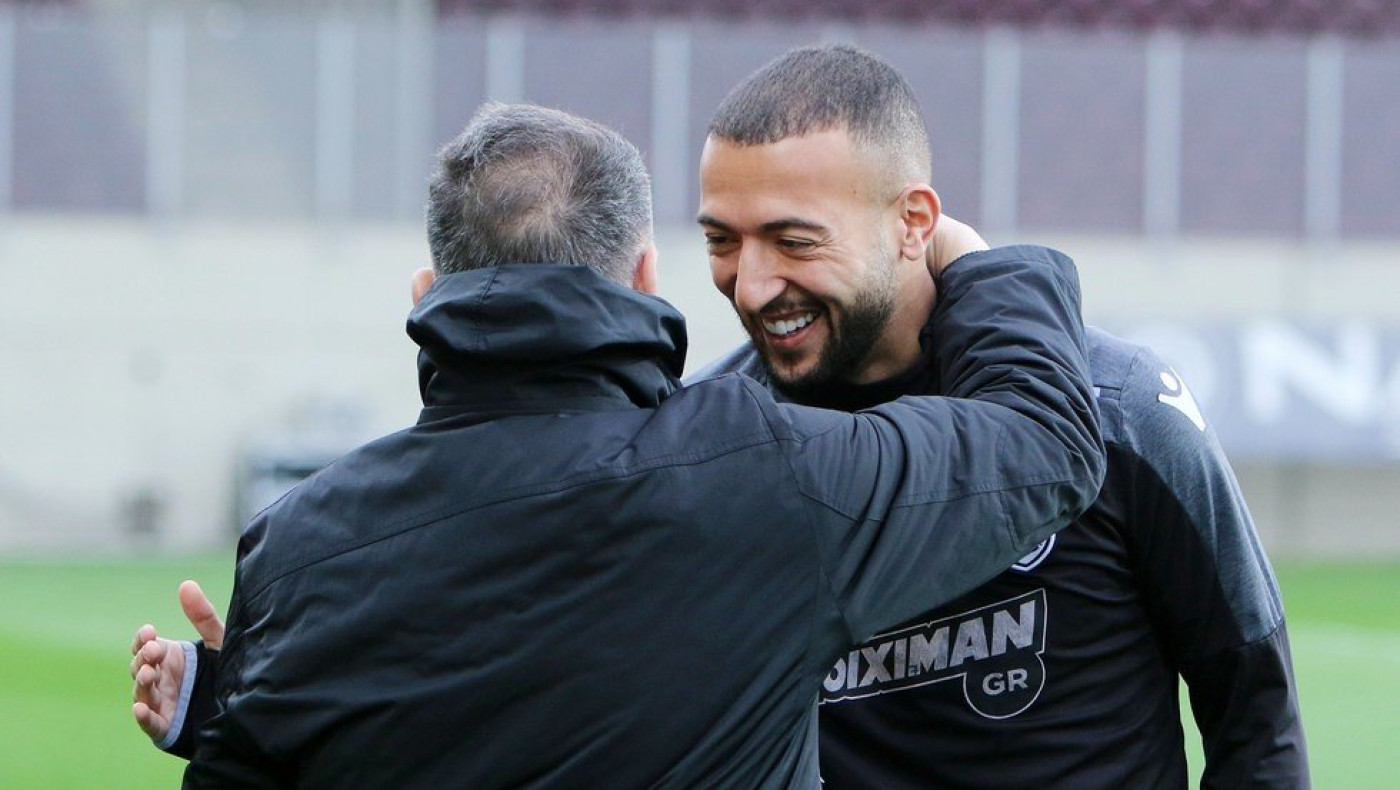 Η αγκαλιά Ελ Καντουρί-Κούγια στην προθέρμανση του ΑΕΛ-ΠΑΟΚ