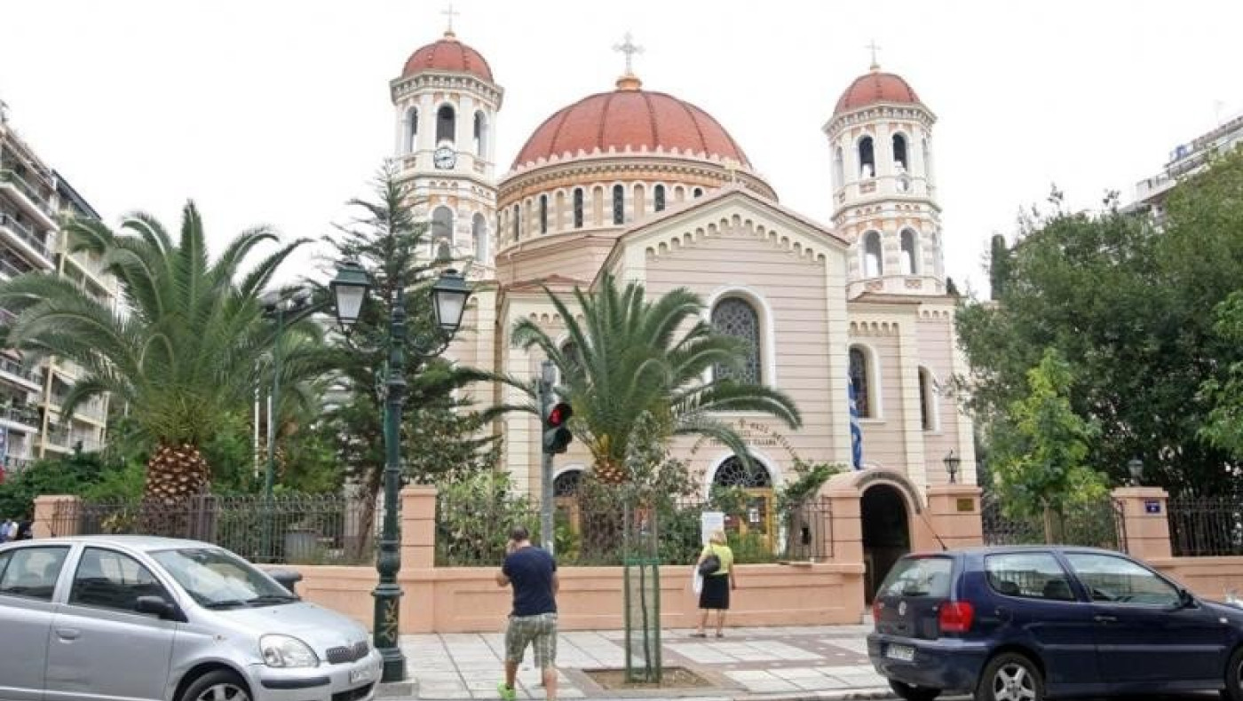 Αντιεξουσιαστές πέταξαν μπογιές και τρικάκια στην Μητρόπολη Θεσσαλονίκης