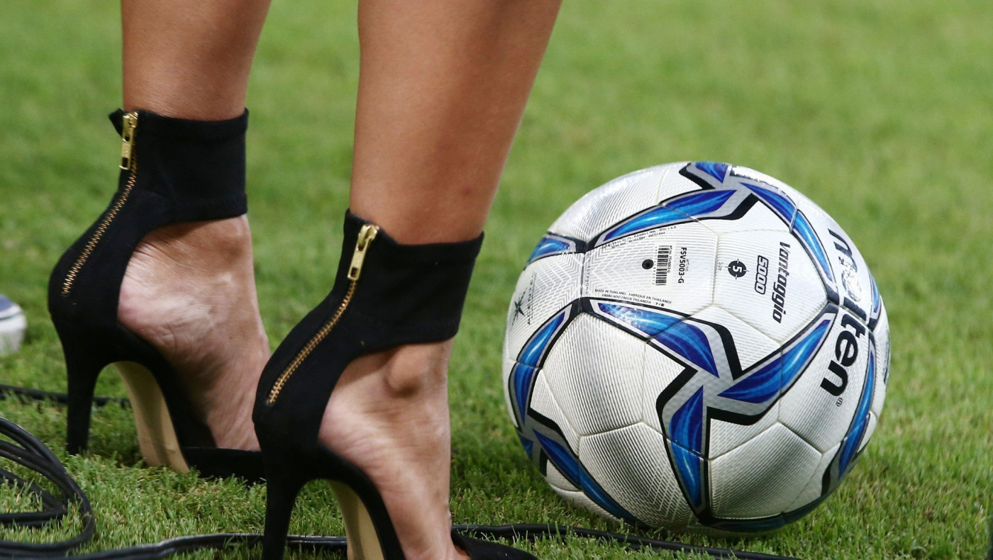 Διαιτητής διέκοψε τον αγώνα για...γυναικείο καβγά!