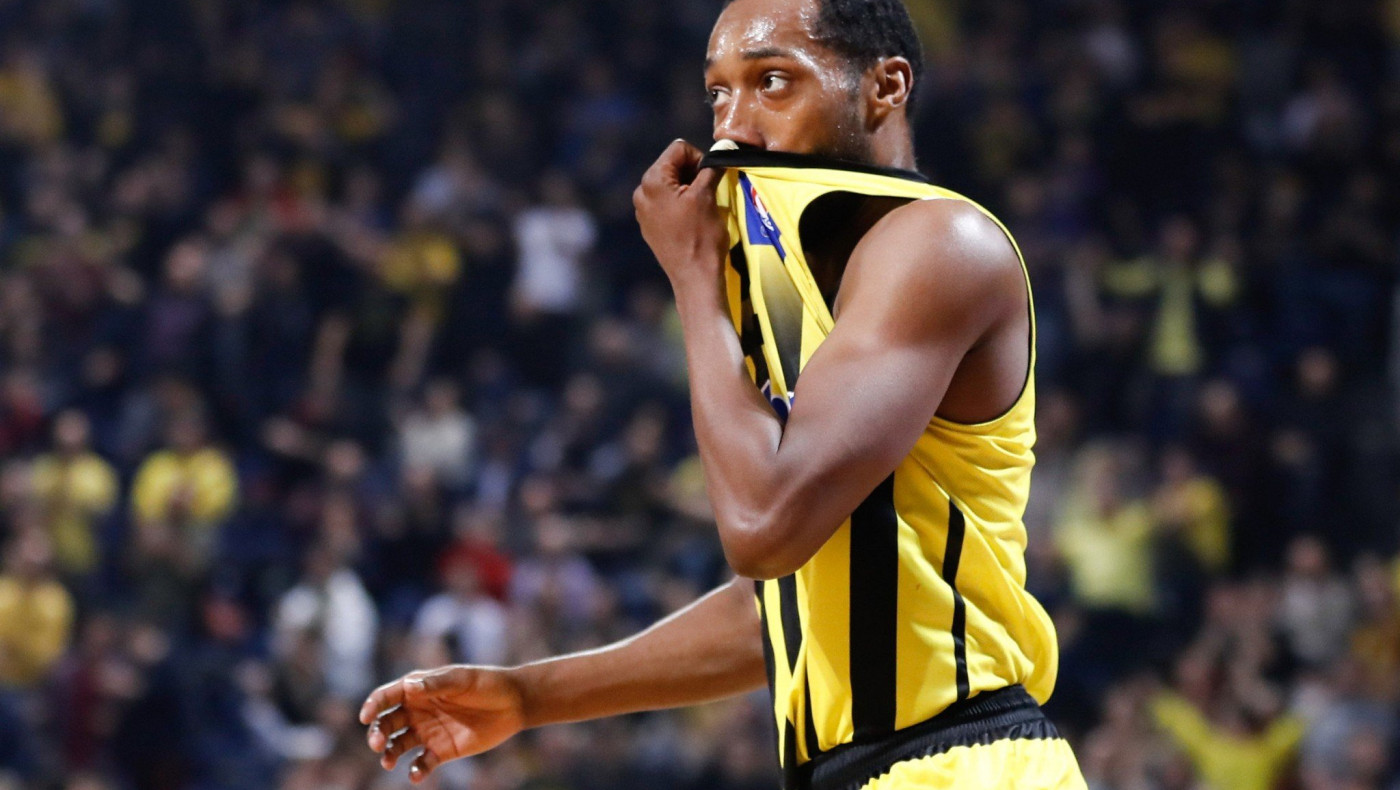 Επιστροφή Μπράουν, τιμωρήθηκε με πρόστιμο