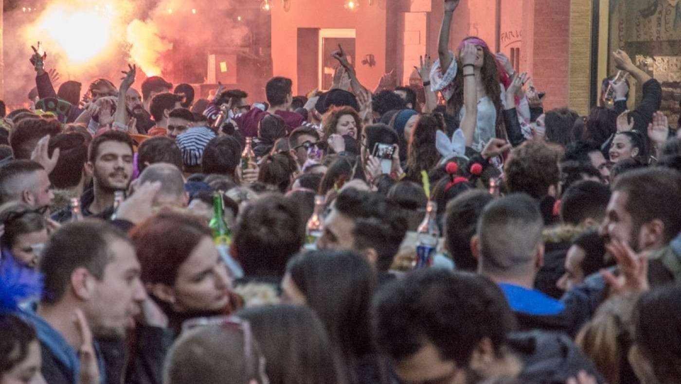 Τσικνίζουν με συνθήματα κατά Ολυμπιακού στο κέντρο της Θεσσαλονίκης