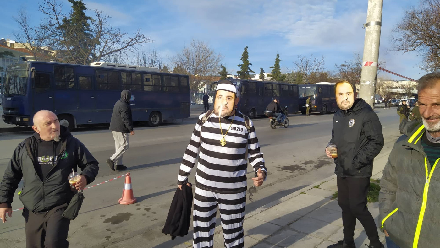 Με μάσκες Μαρινάκη οπαδοί του ΠΑΟΚ στην Τούμπα!