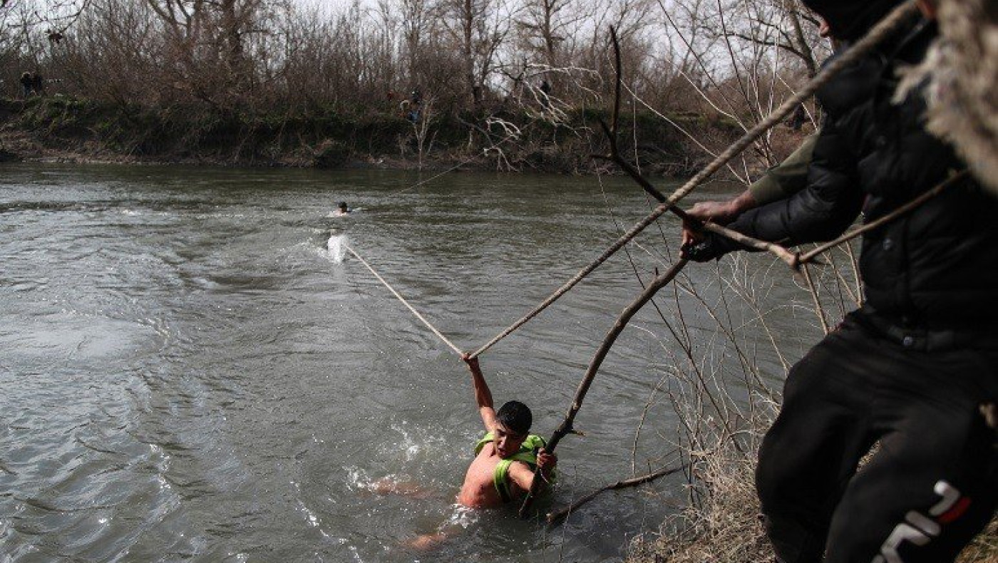 «Καραβάνια» μεταναστών περνούν με κάθε τρόπο στην Ελλάδα