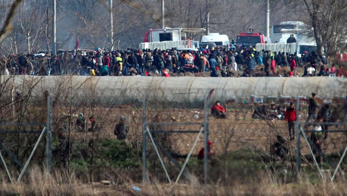 Επεισόδια στον Έβρο, δακρυγόνα από μετανάστες και Τούρκους