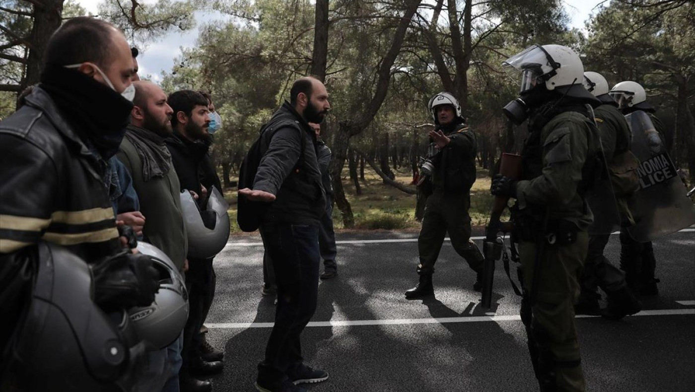 Λέσβος: Πολίτες με όπλα εναντίον αστυνομικών!