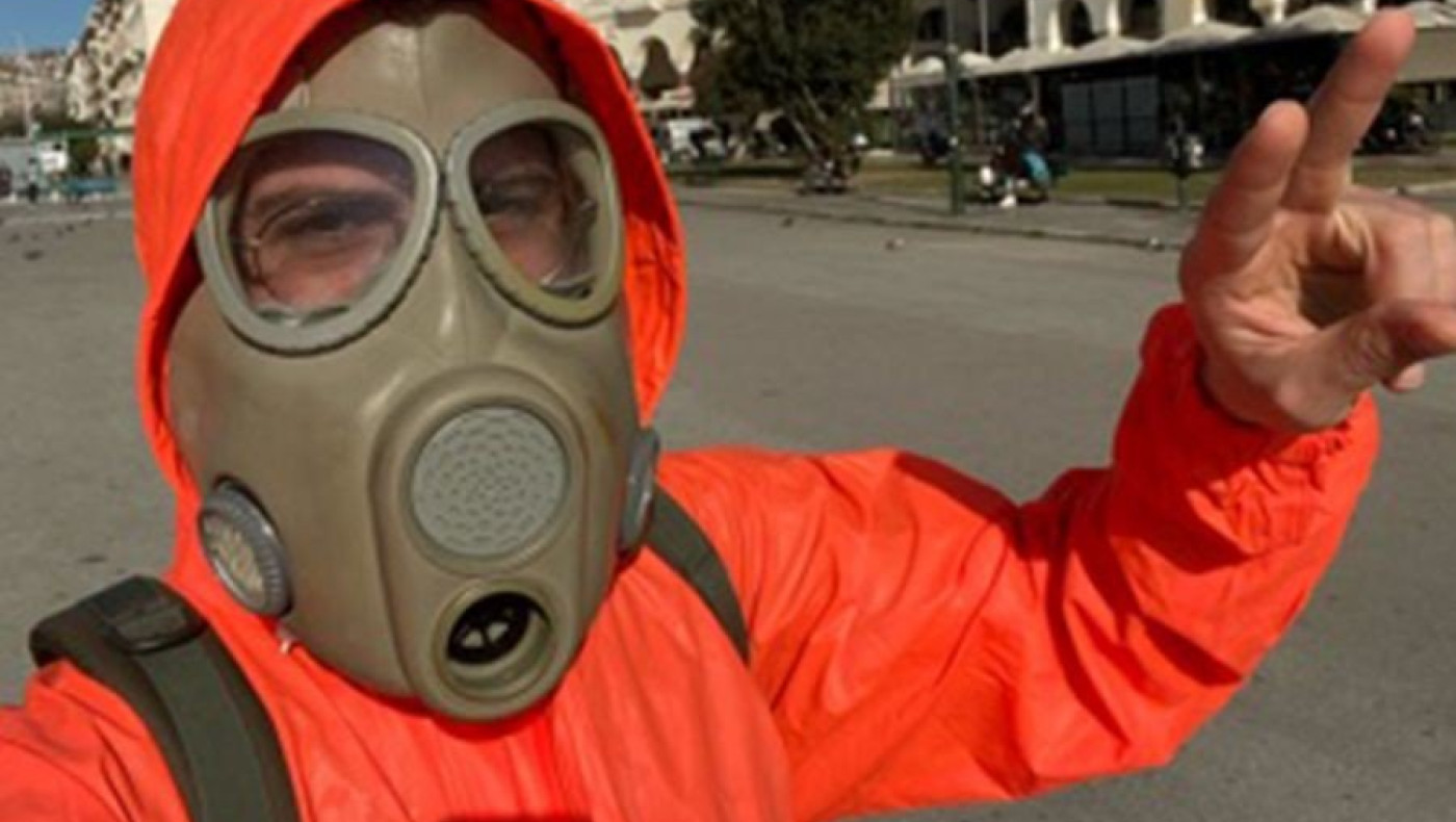 Θεσσαλονίκη: Φόρεσε στολή βιολογικού πολέμου και πήγε για καφέ!