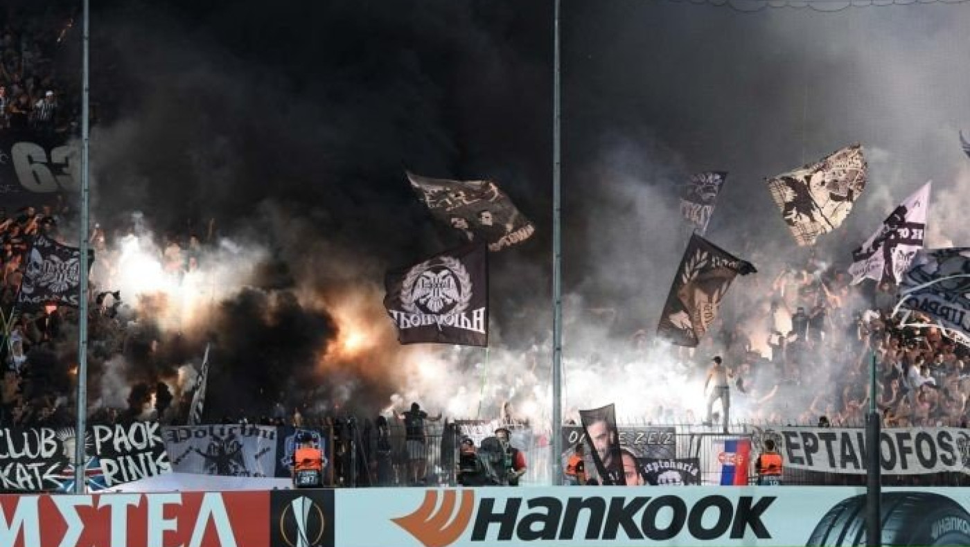 Εριξαν βεγγαλικά έξω από την 4 οι οπαδοί του ΠΑΟΚ