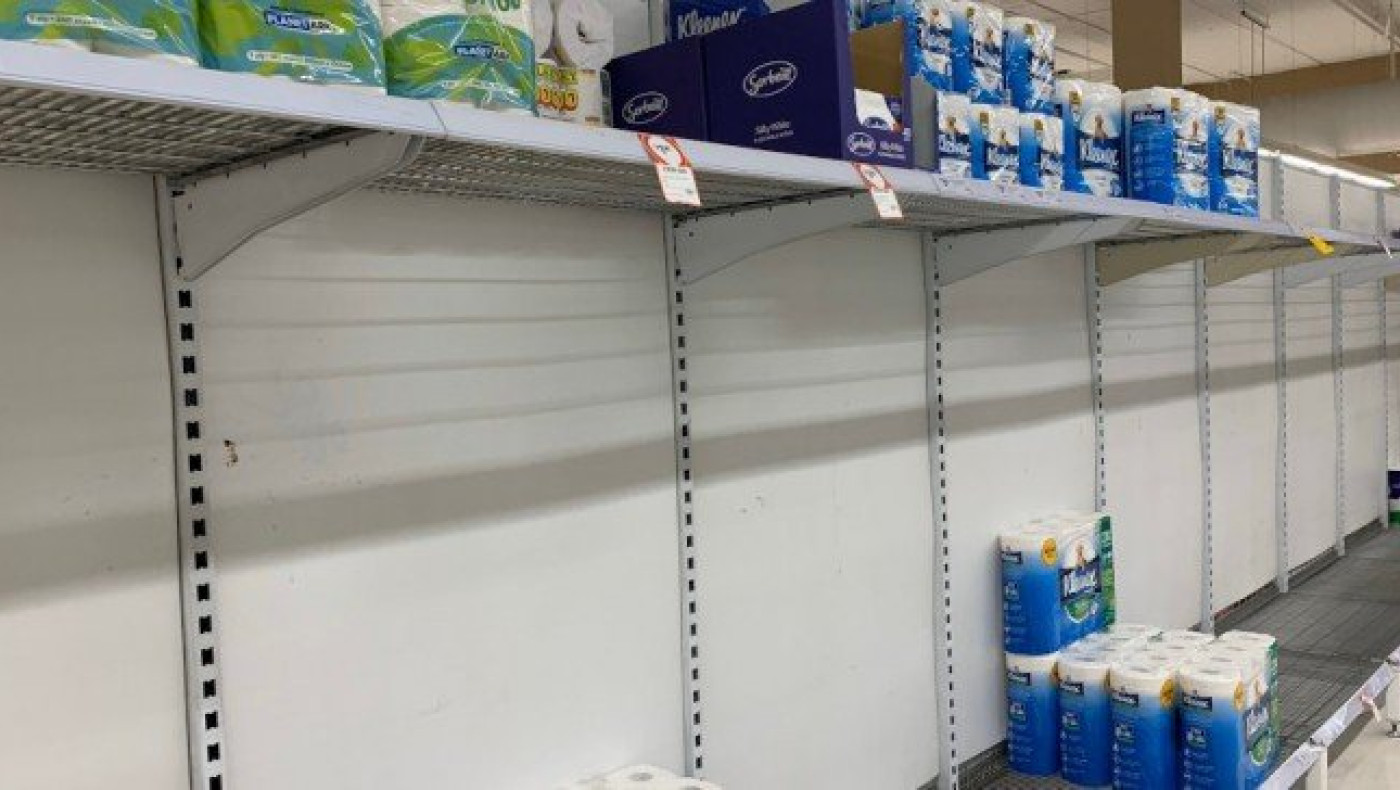 Γιατί οι άνθρωποι αδειάζουν τα ράφια από χαρτί υγείας