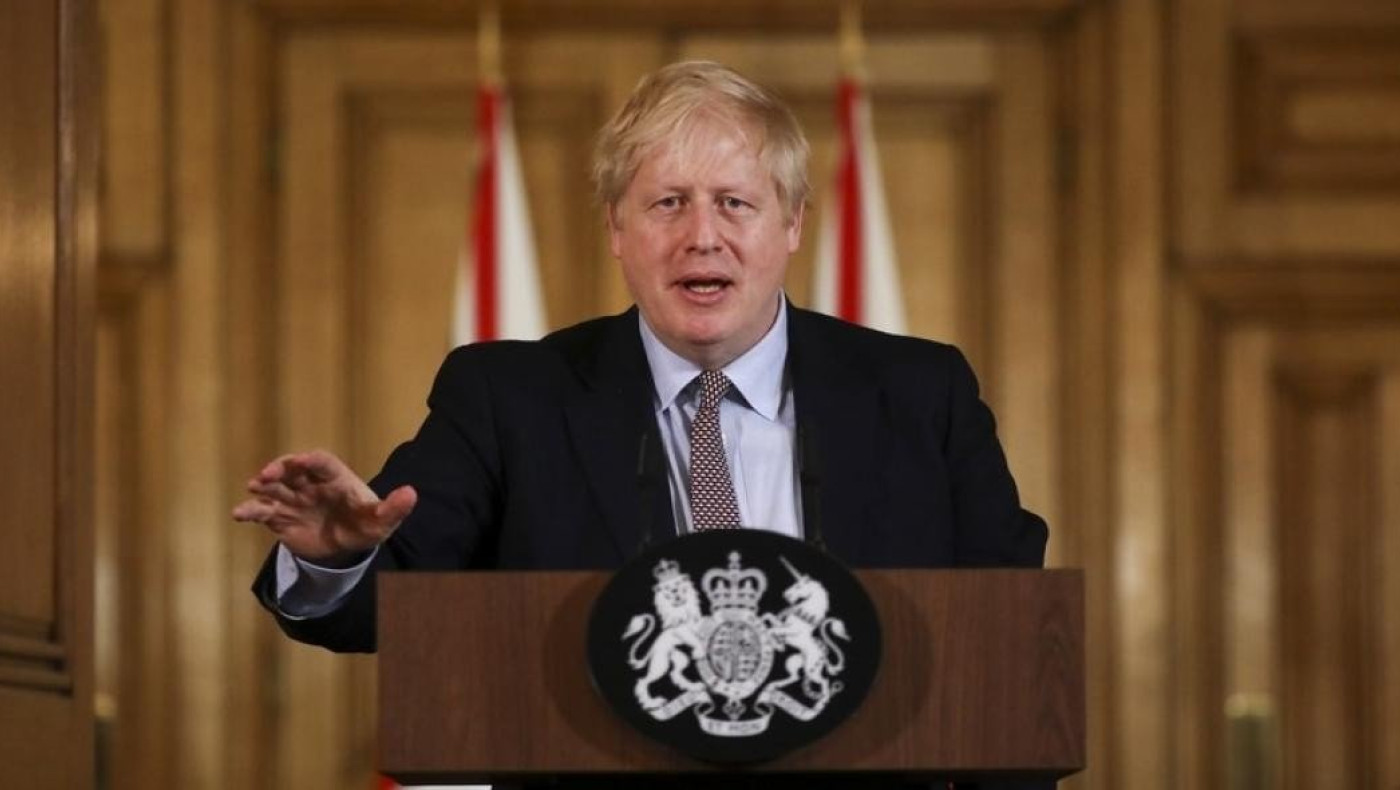 Αλλάζει στρατηγική για τον κορωνοϊό ο Τζόνσον