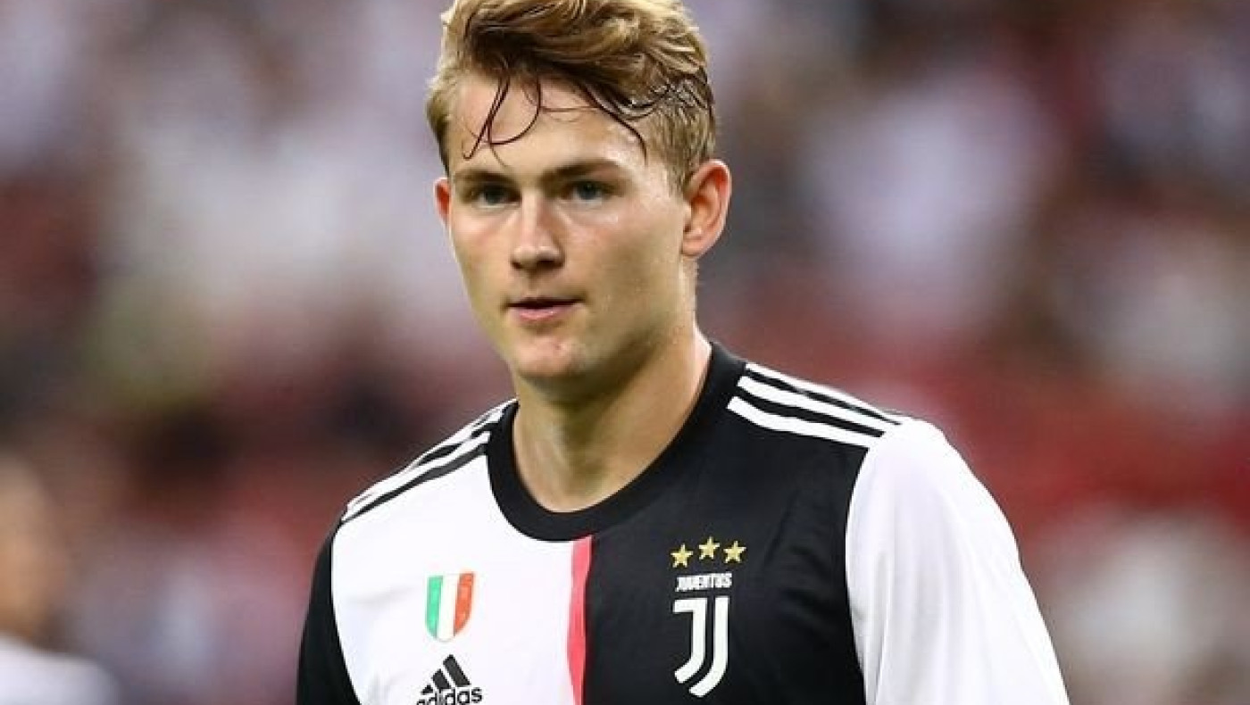 Ο Ντε Λιχτ περνάει την ώρα του παίζοντας με το χαρτί υγείας