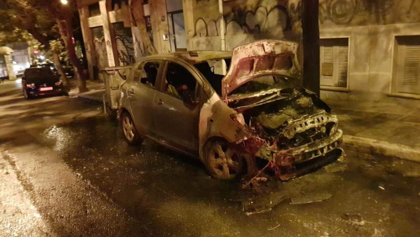 Θεσσαλονίκη: Φωτιά σε τρία οχήματα τα ξημερώματα