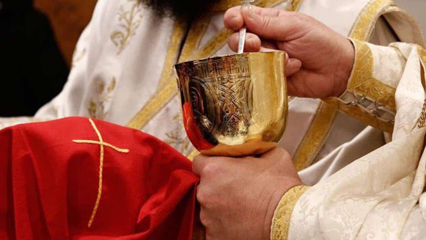 Ιερά Σύνοδος: Σκέψεις να διακοπεί η Θεία Κοινωνία