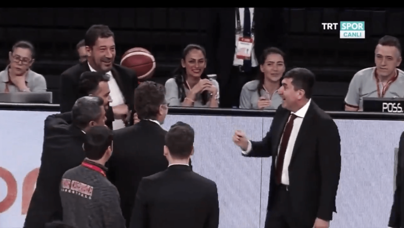 Η άβολη στιγμή δύο προπονητών στην Τουρκία, δεν αντάλλαξαν χειραψίες