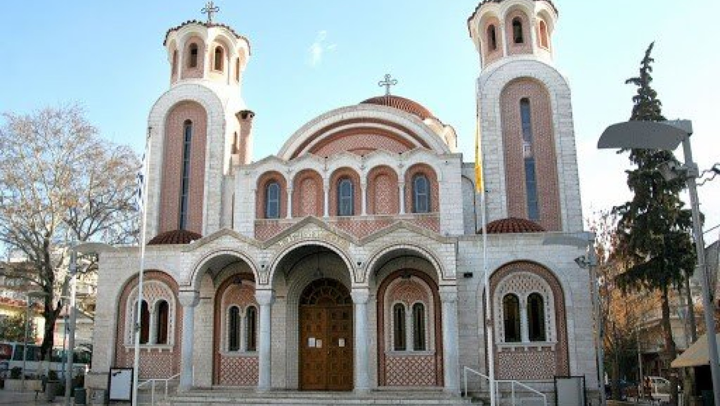 Ιερέας έψαλλε το «Τη Υπερμάχω» στη Μενεμένη, στα μπαλκόνια οι πιστοί