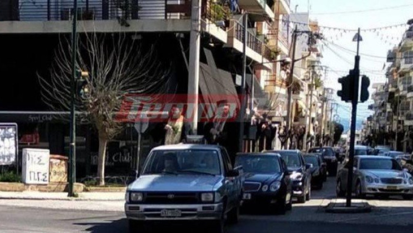 Αίγιο: Παπάδες πάνω σε αγροτικά ράντισαν την πόλη με αγιασμό για τον κορωνοϊό