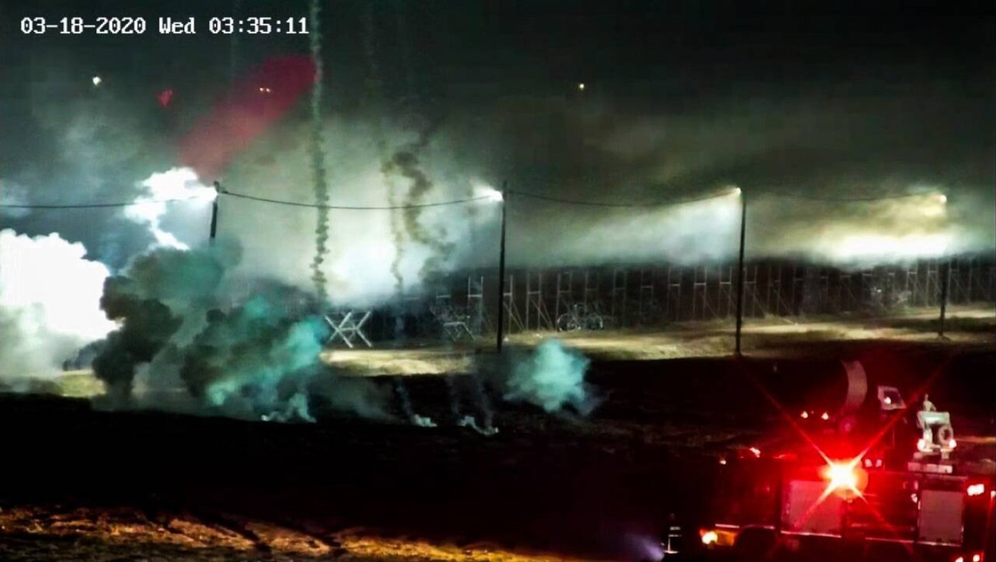 Ένταση στον Έβρο: Επιχείρησαν να ρίξουν τον φράχτη με φλεγόμενο δέντρο