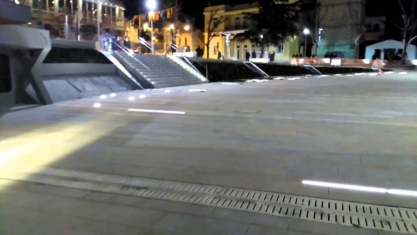 Έντονη χιονόπτωση μέσα στην έρημη Κοζάνη