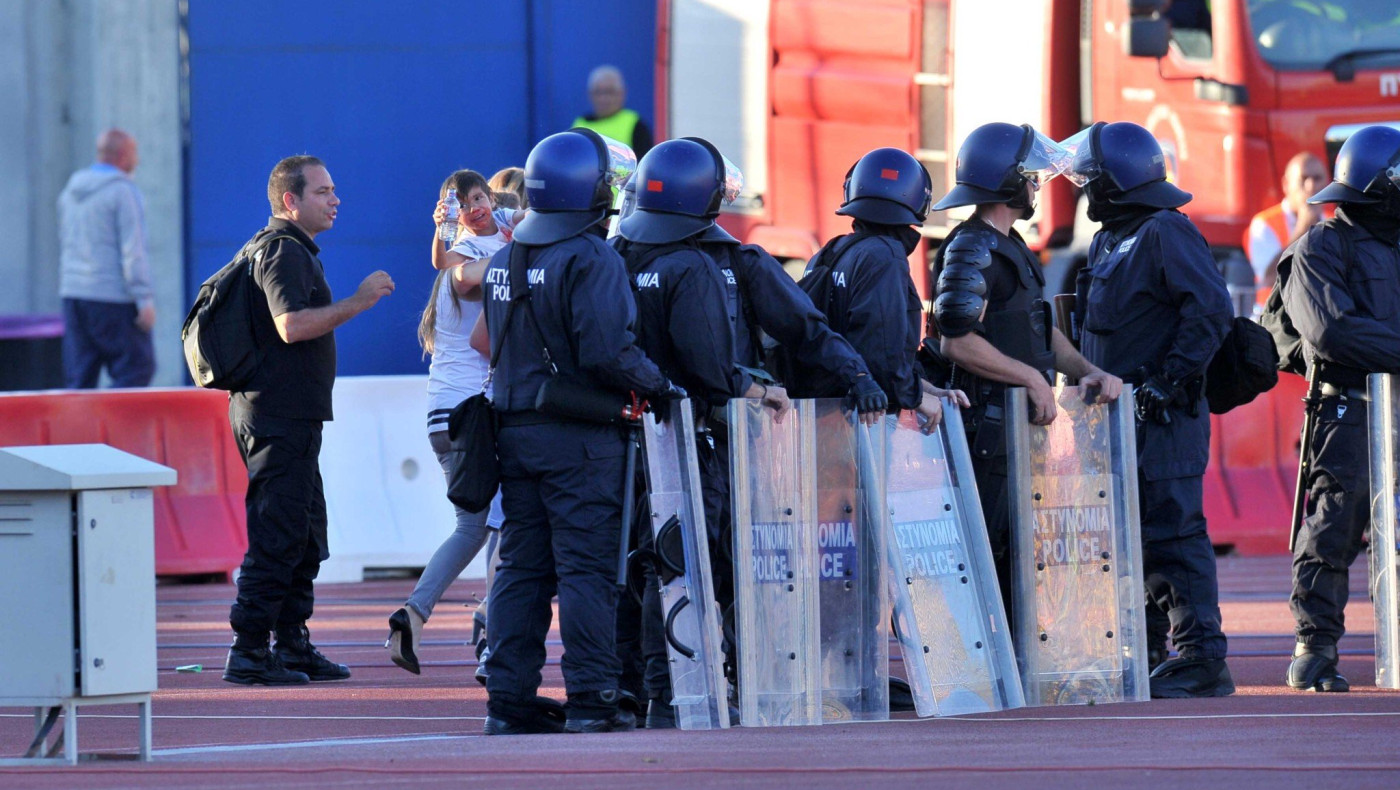 Ντου οπαδών στον αγωνιστικό χώρο και διακοπή