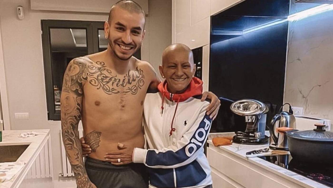 Ο αγωνιστής Κορέα συμπαραστέκεται στη μητέρα του