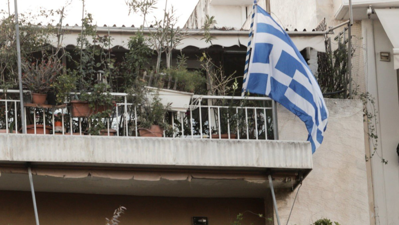 Θεσσαλονίκη: Βγήκαν στα μπαλκόνια και τραγούδησαν τον Εθνικό Υμνο