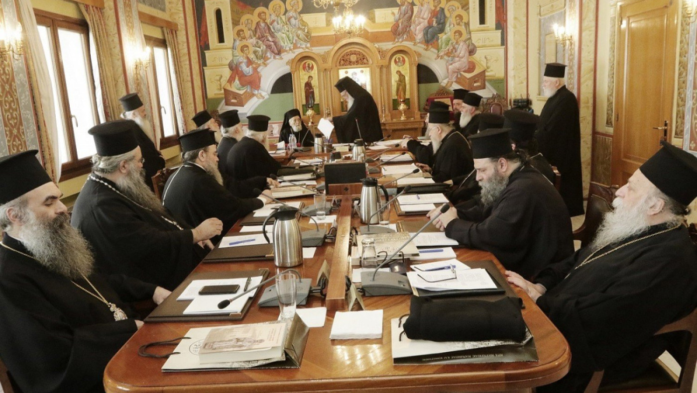 Η Ιερά Σύνοδος ζητεί λειτουργίες κεκλεισμένων των θυρών