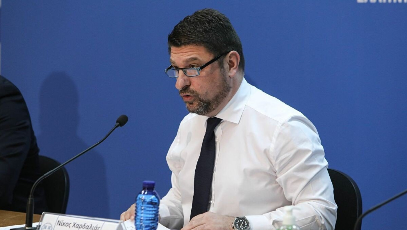 Στον εισαγγελέα η «παρουσιάστρια» που πέταξε νερό στον Χαρδαλιά