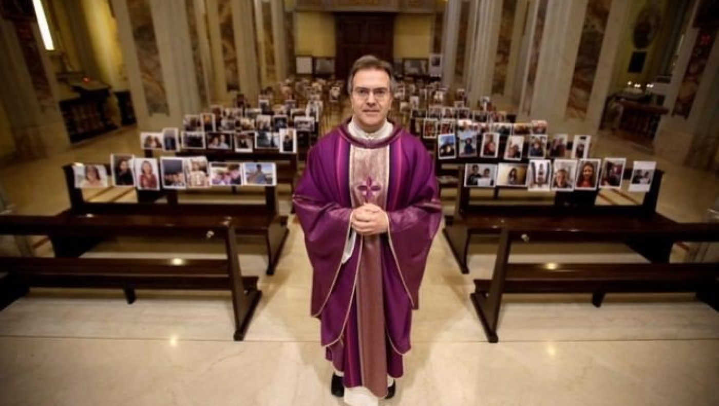 Ιταλός ιερέας κάνει λειτουργία σε εκκλησία γεμάτη από φωτογραφίες πιστών!