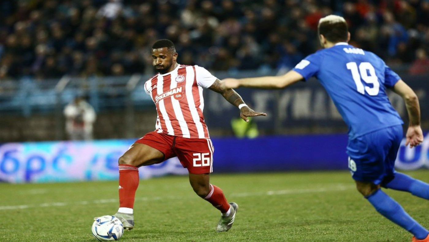 Διακριτικές ματιές Άρη σε Καφού