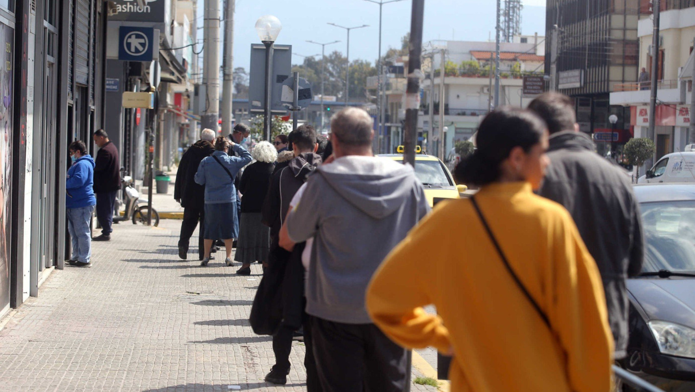 Ουρές και σήμερα έξω από τις τράπεζες