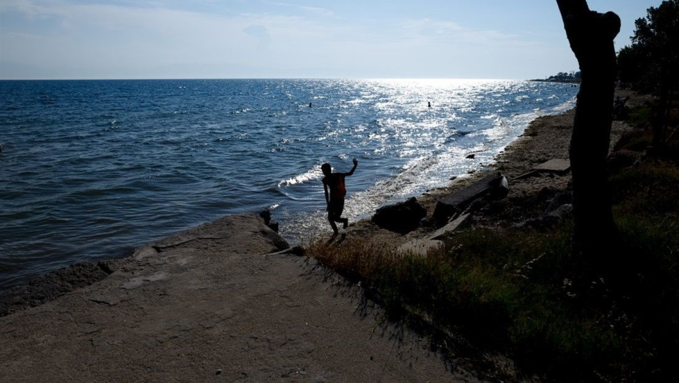 Κορωνοϊός: Σε ισχύ η απαγόρευση κολύμβησης και ψαρέματος