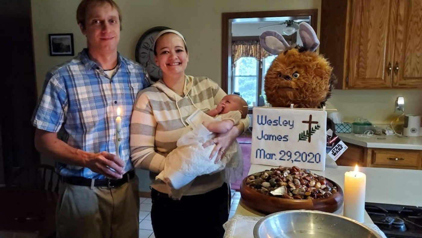 Κορωνοϊός: Η βάπτιση με... νεροπίστολο που έγινε viral!