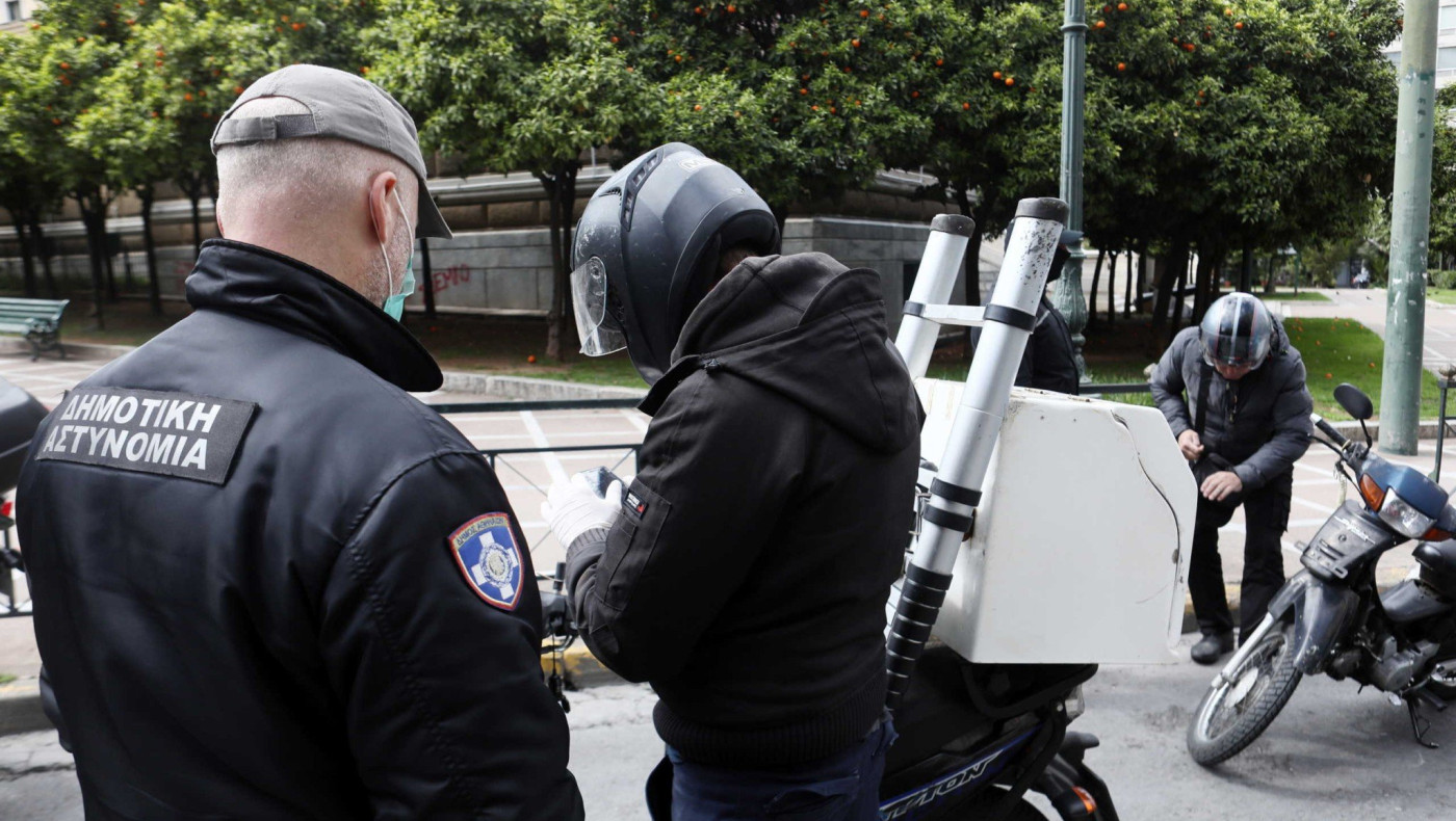 Έφαγε πρόστιμο έξω από την πόρτα του σπιτιού του!