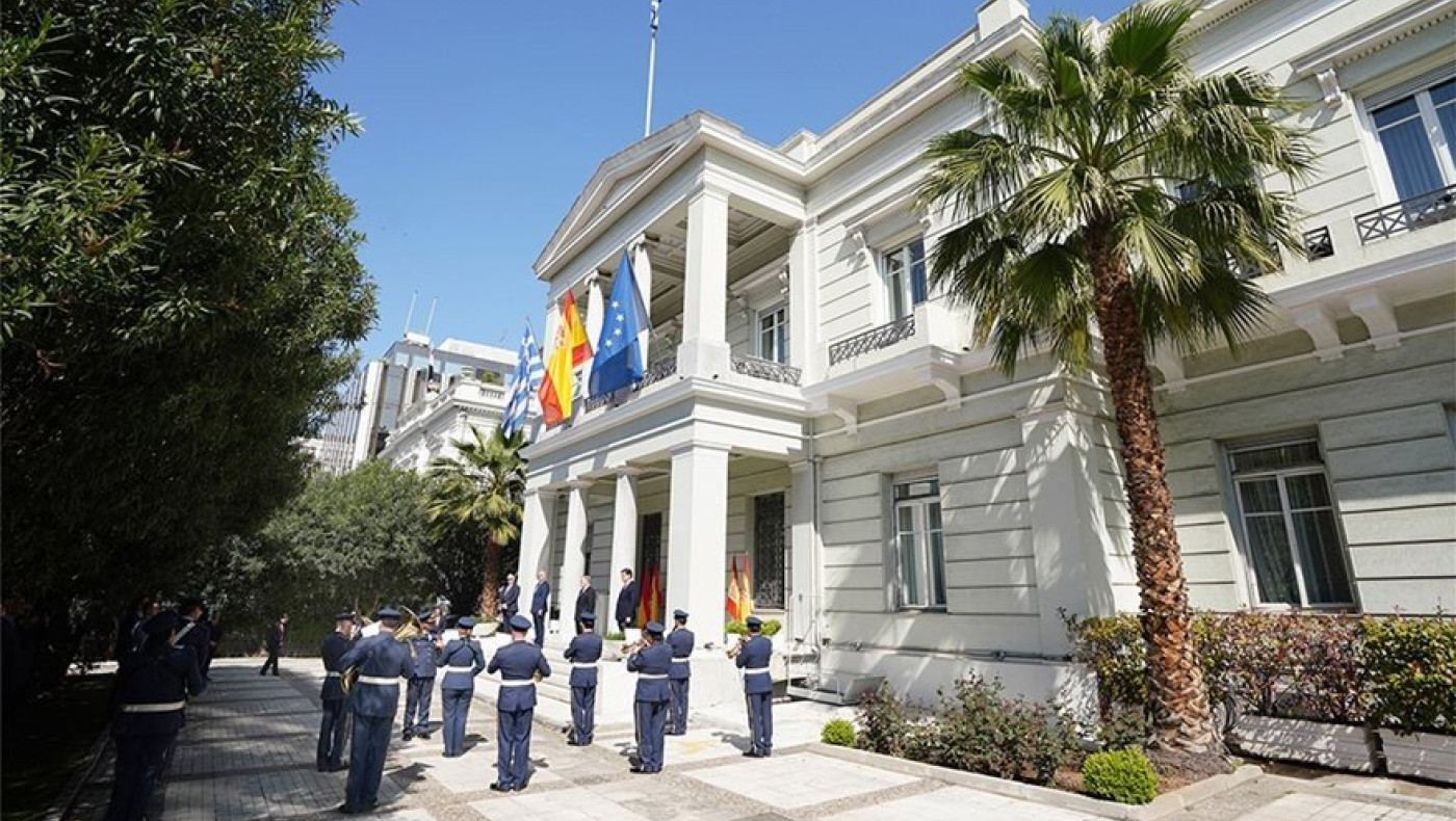 Βουλή και ΥΠΕΞ υψώνουν την ισπανική σημαία ως ένδειξη αλληλεγγύης