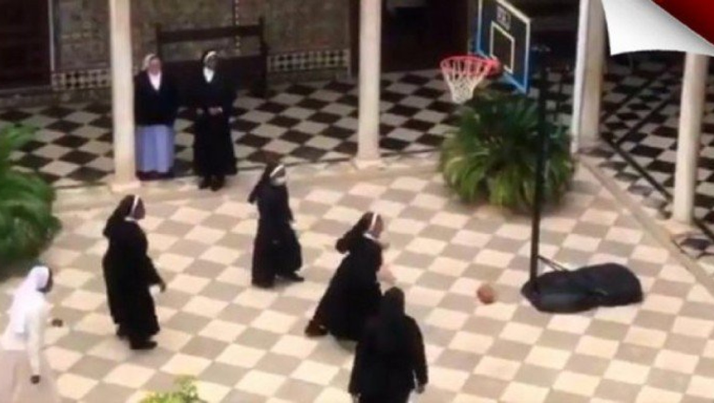 Kαλόγριες ξεκουράζονται από την κατασκευή μασκών παίζοντας μπάσκετ