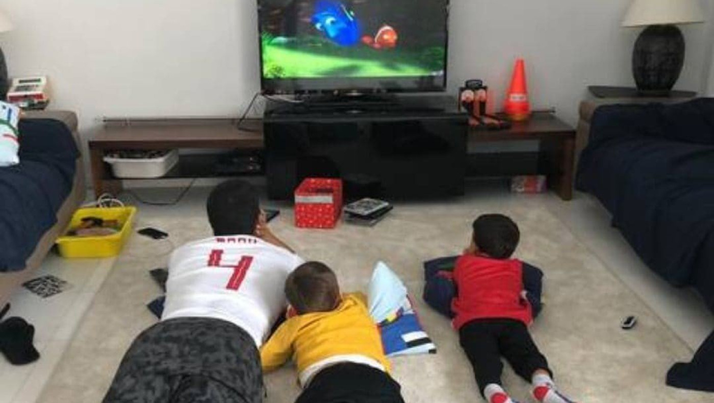 Με φανέλα Ολυμπιακού ο Ροζ: «Ο πρόεδρος κάνει ό,τι μπορεί για να μας πληρώσει»