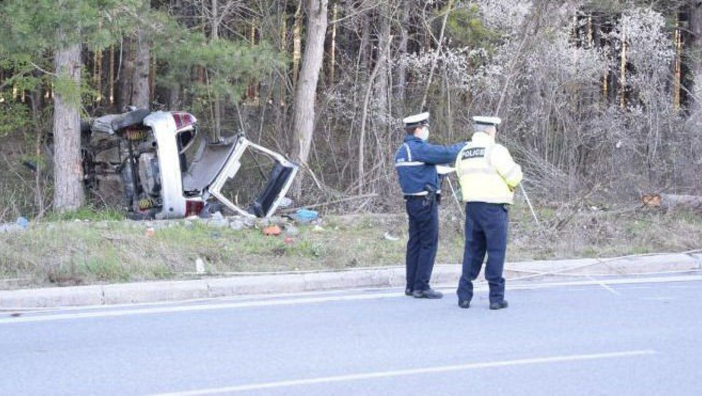 Κοζάνη: ΙΧ εξετράπη της πορείας του και παρέσυρε κολώνα της ΔΕΗ