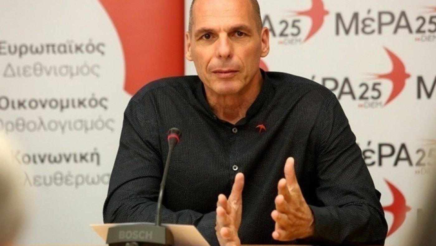 Οργή Βαρουφάκη για μπλούζα που τον δείχνει να κάνει χειρονομία κατά Γερμανίας