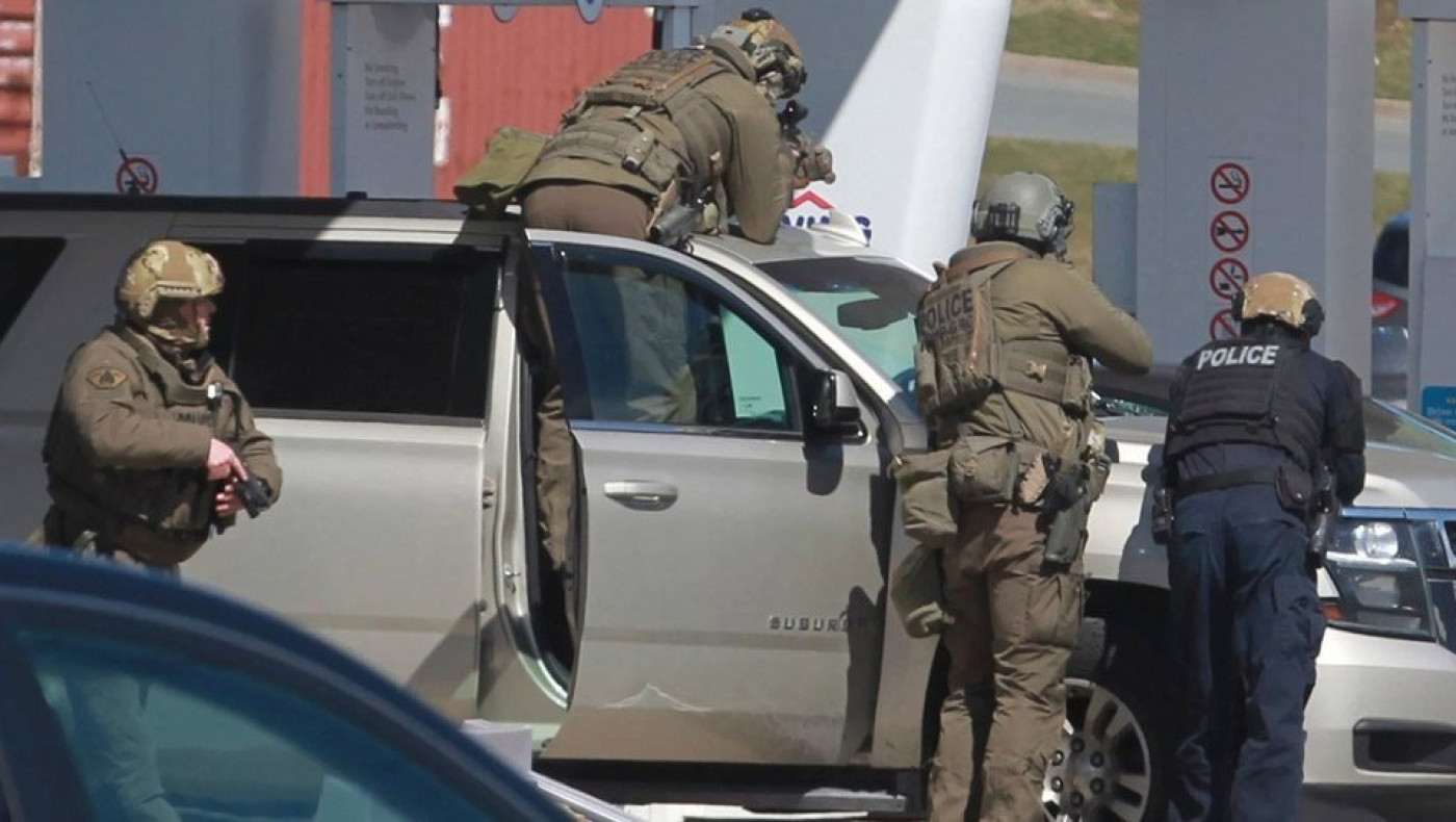 Ένοπλος ντύθηκε αστυνομικός και σκότωσε 16 ανθρώπους στον Καναδά