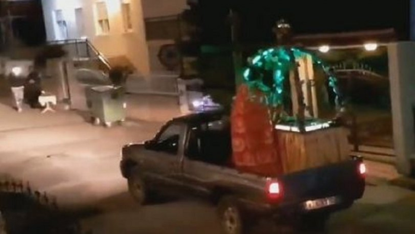 Ιερέας φόρτωσε τον επιτάφιο σε αγροτικό και έκανε περιφορά σε χωριό