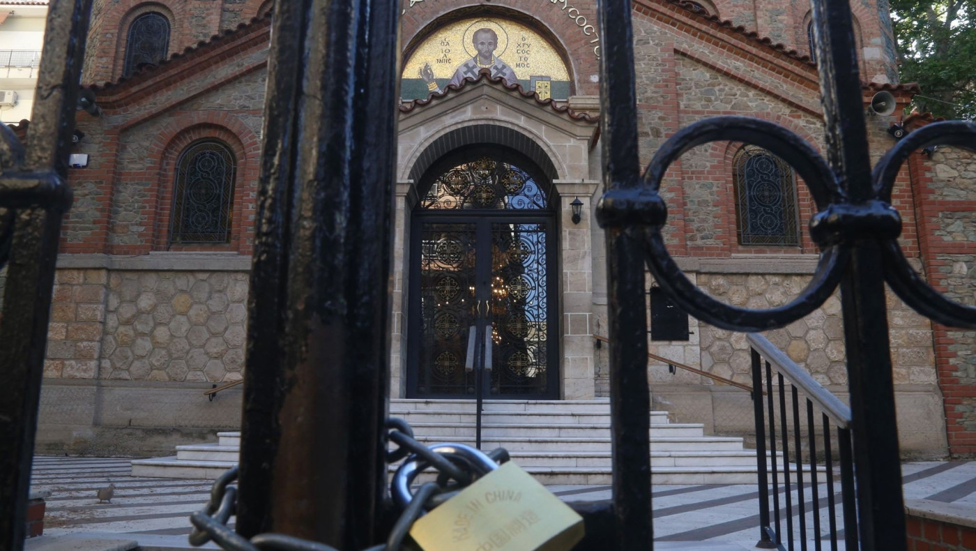 Συγκλονιστικό: Πιστή προσεύχεται έξω από την κλειδωμένη πόρτα εκκλησίας