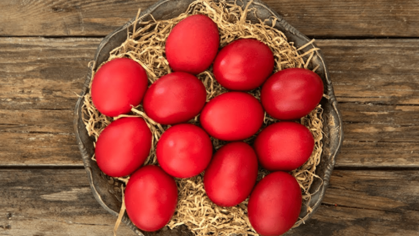 Κορωνοϊός: Επική πατέντα στην Κοζάνη για ασφαλές τσούγκρισμα αβγών