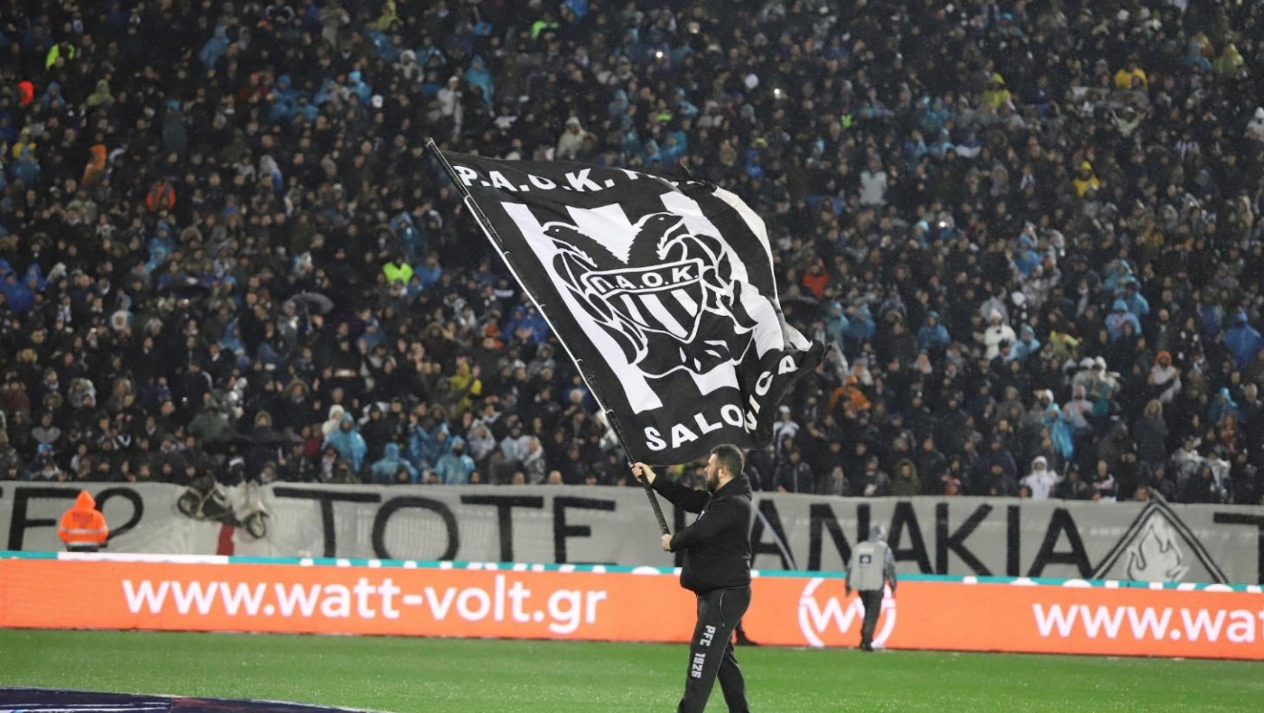 Συνθήματα και πυρσοί από τους οπαδούς του ΠΑΟΚ στον Εύοσμο