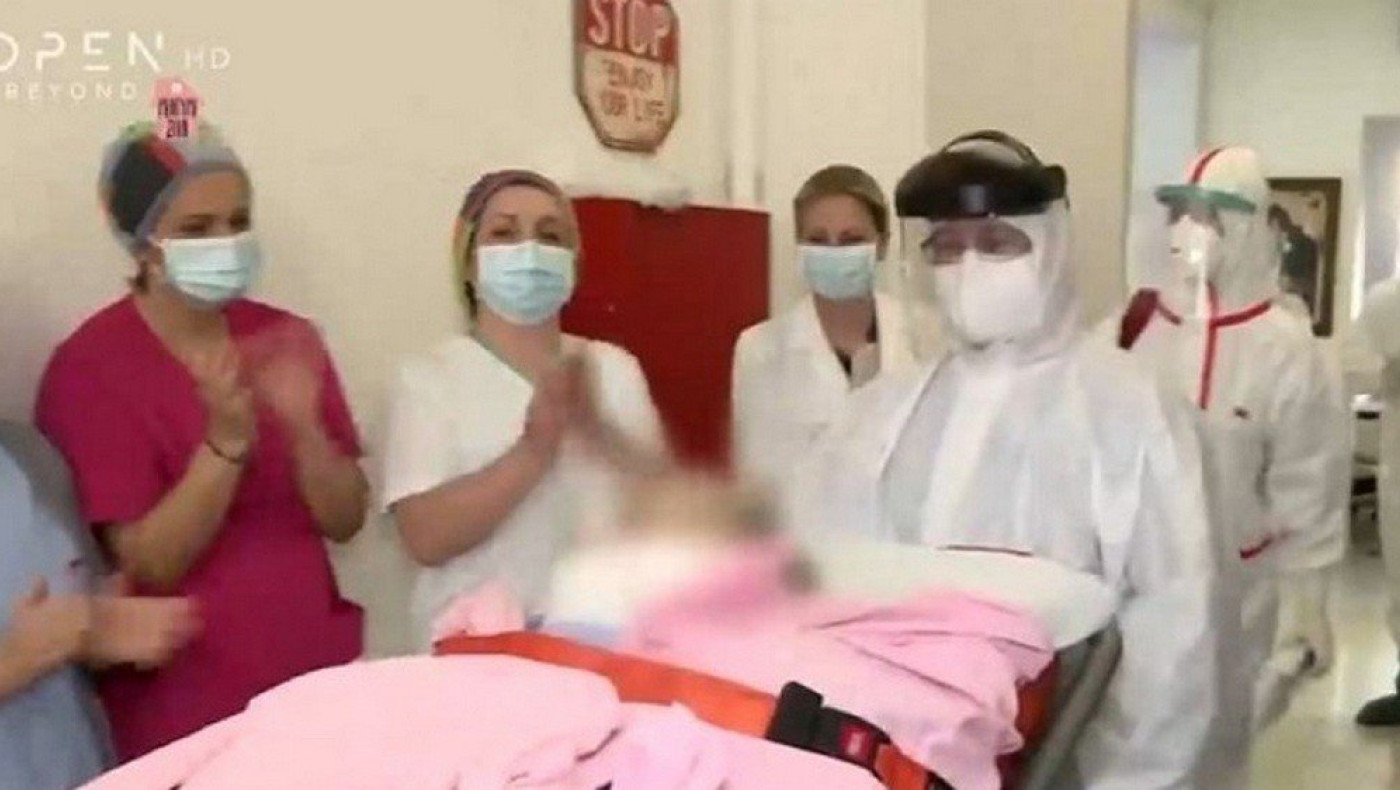 Θεσσαλονίκη: Νοσηλευτές χειροκροτούν ασθενή που βγήκε από τη ΜΕΘ