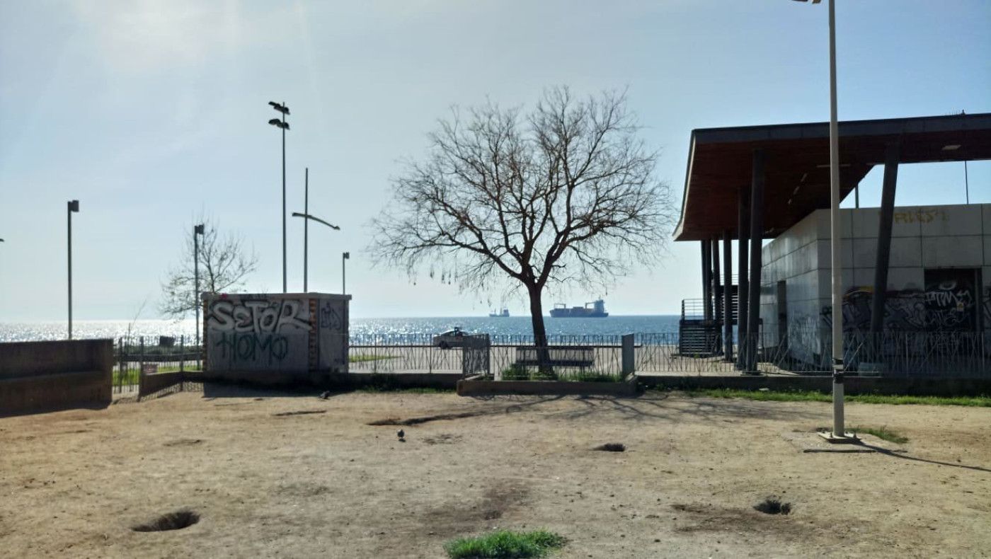 Θεσσαλονίκη: Βαρέλια επιπλέουν στον Θερμαϊκό