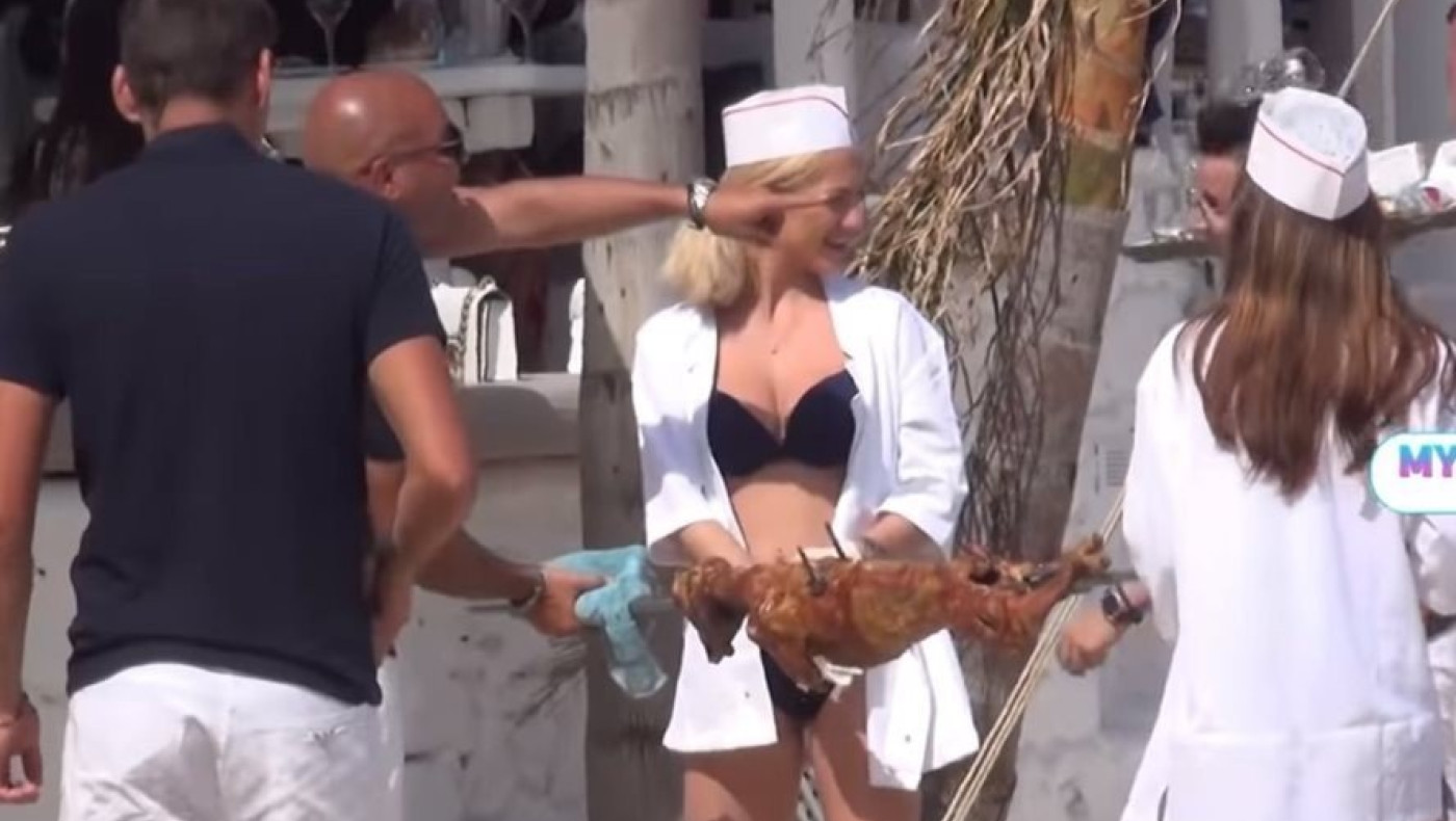 Μύκονος: Οβελίας πέρσι με... νοσοκομειακές στολές και γάντια