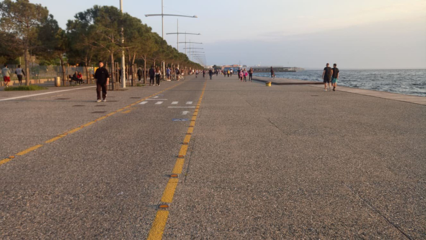 Βόλτες με απόσταση ασφαλείας στη Νέα Παραλία